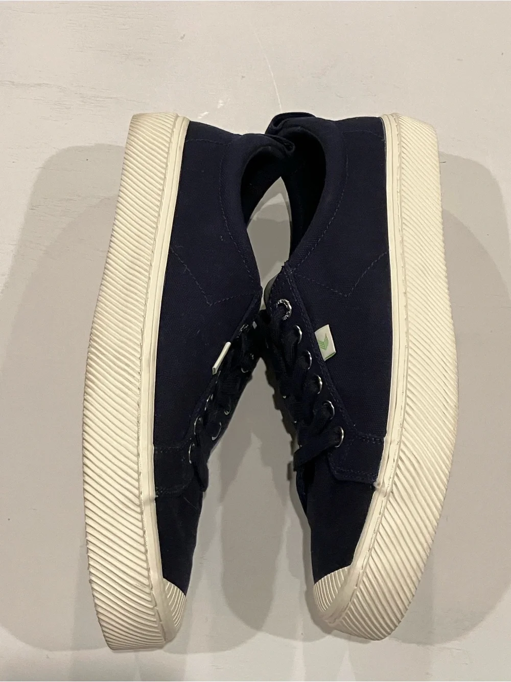 Cariuma | Navy Canvas Low-Top Sneakers
